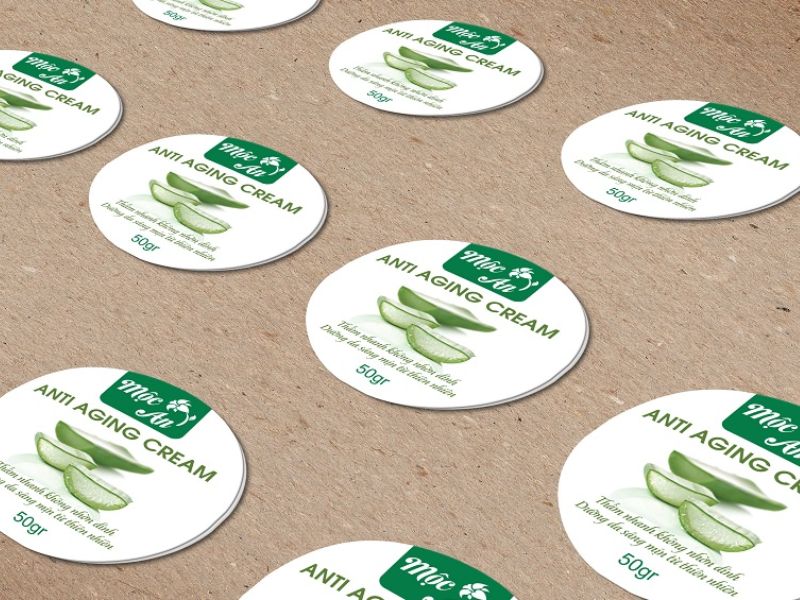 In decal logo công ty có thể dễ dàng được nhận diện